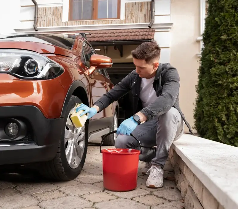 Lavage auto à domicile Beaulieu-sur-Oudon : professionnel intervenant sur un véhicule